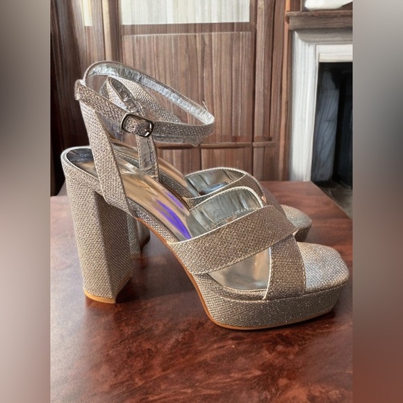 NEW Women’s Platform Chunky 5” Silver Sequined Heels Open Toe/Heel Size 8.5 - Picture 7 of 12
